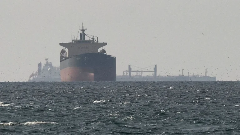 Navio é atingido por projétil desconhecido no Golfo Pérsico, diz grupo