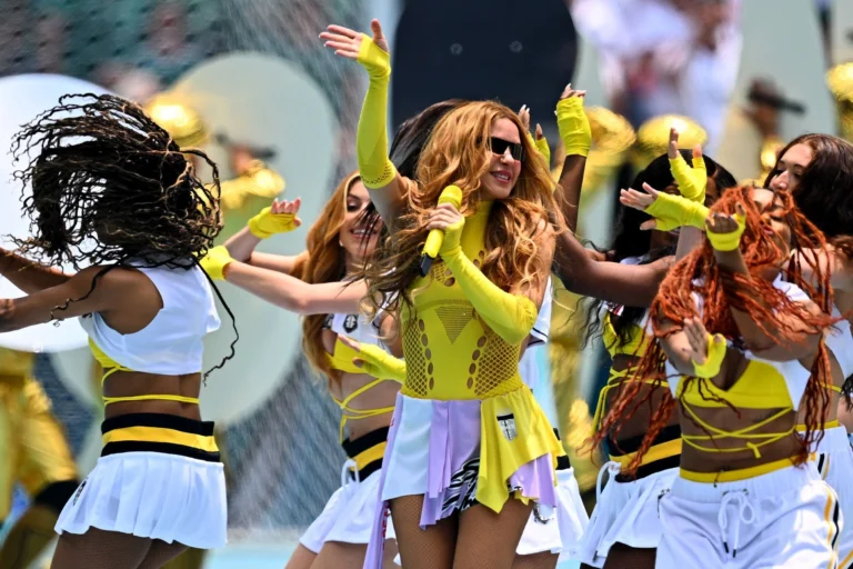 Shakira celebra início da Copa após show e faz pedido: “Triunfar na vida”