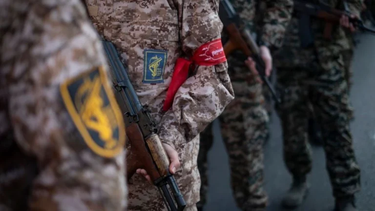 Mídia do Irã diz que navio dos EUA foi atacado; Exército americano nega
