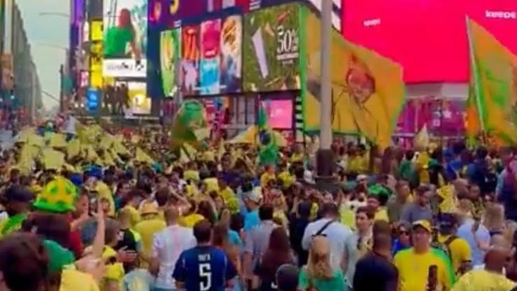 Às vésperas da estreia, brasileiros invadem a Times Square; veja vídeo