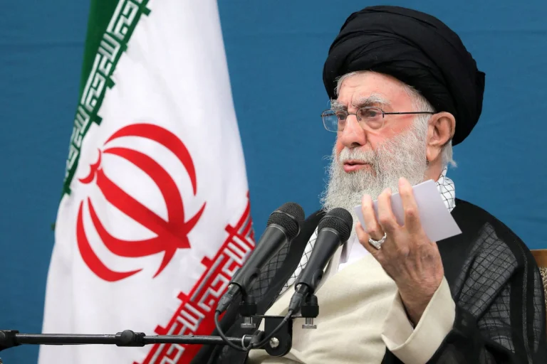 Sepultamento de Ali Khamenei será restrito à família, diz mídia do Irã