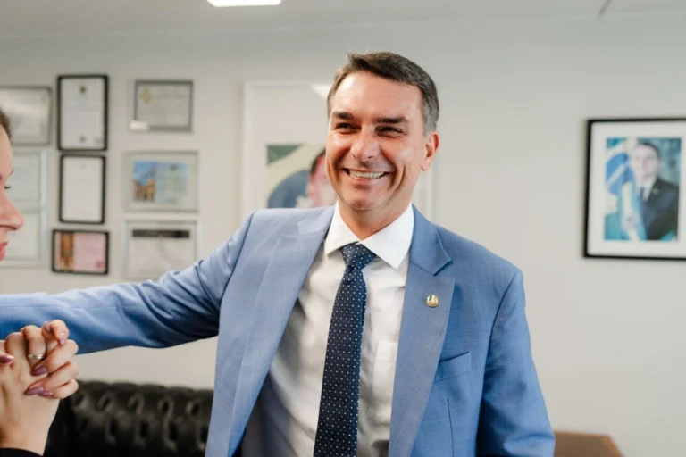 PT aciona TSE contra declarações de Flávio Bolsonaro sobre urna eletrônica