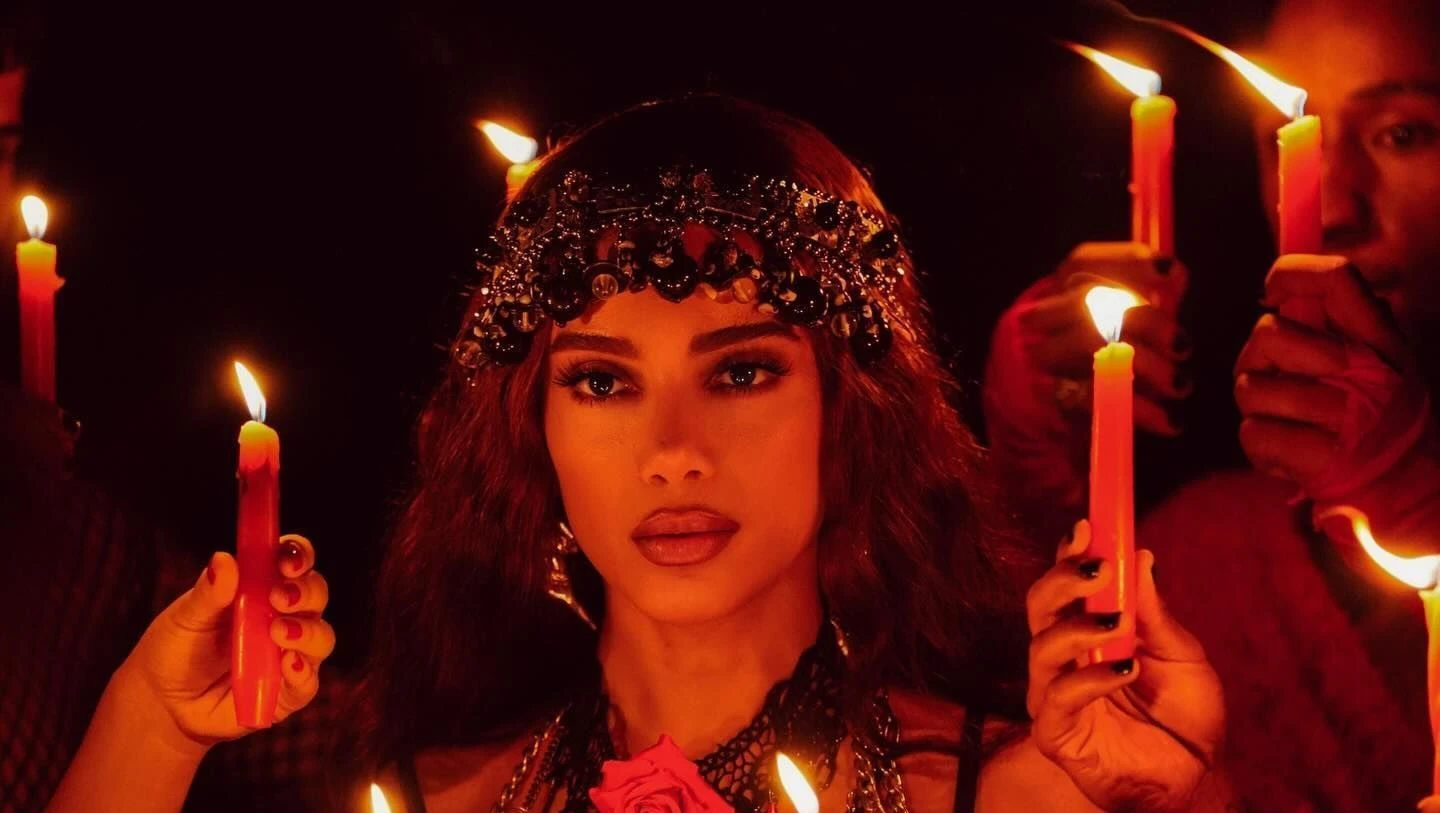 Anitta dá spoiler e canta música inédita de 