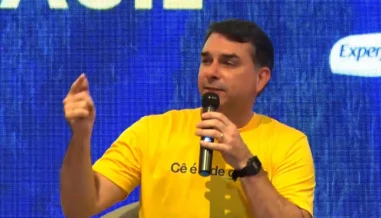 Em live, Flávio Bolsonaro diz ser alvo de 