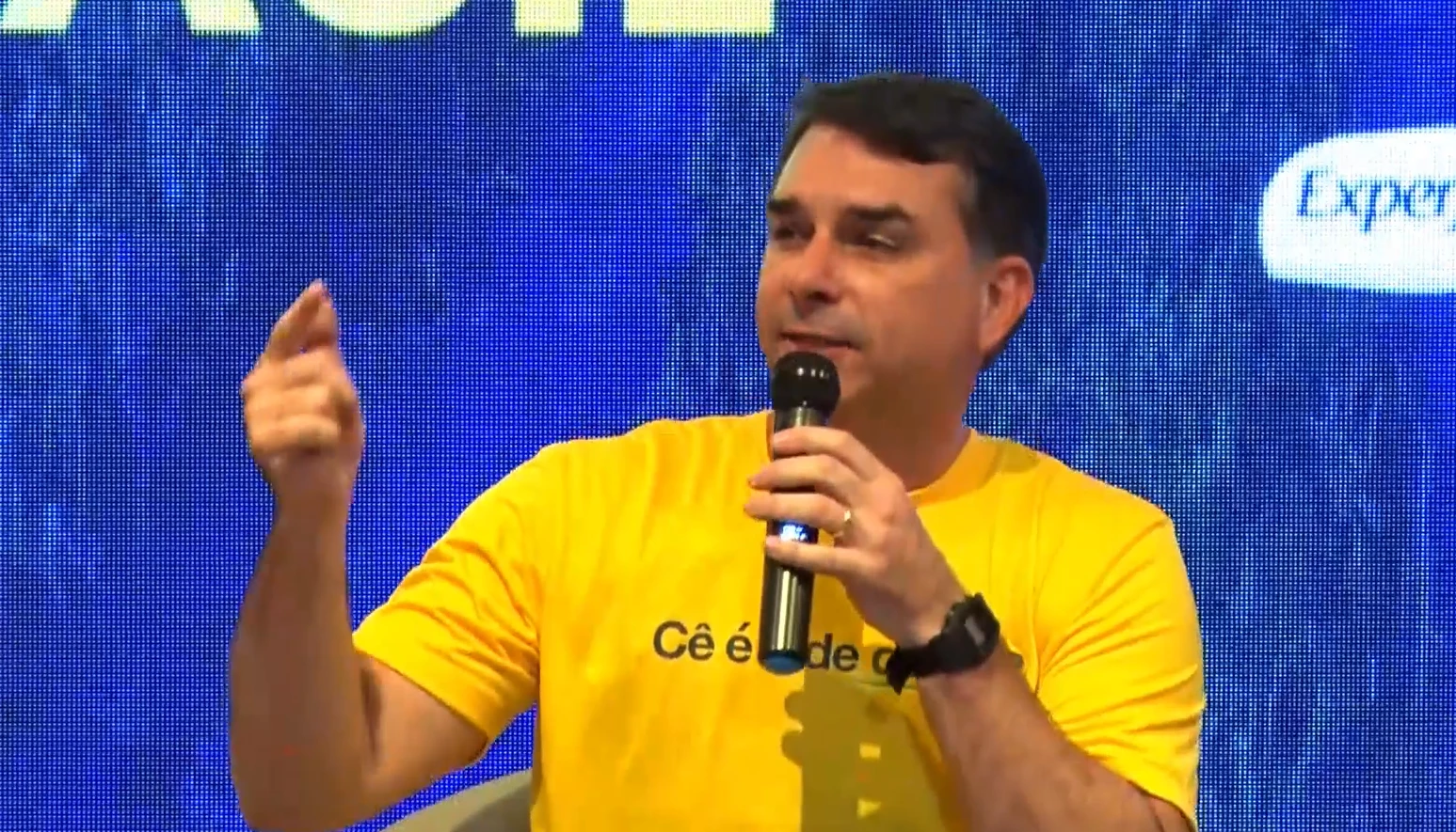 Em live, Flávio Bolsonaro diz ser alvo de 