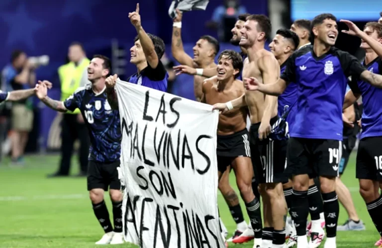 Milei chama de “válida e lícita” faixa das Malvinas exibida pela Argentina