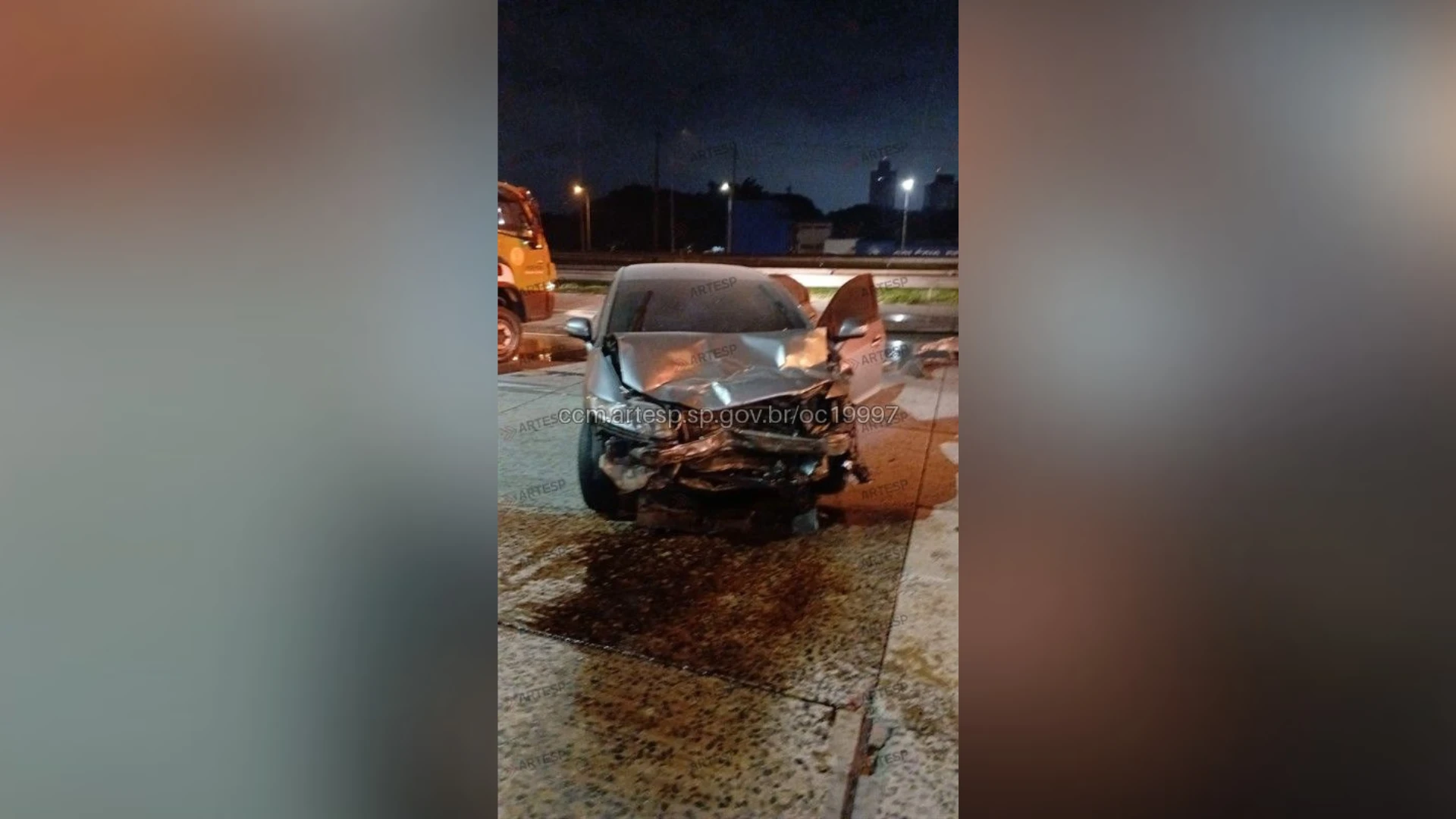 SP: Carro pega fogo após colisão na Castello Branco e três morrem