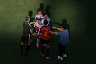 Pendurado durante a final, Paredes é expulso por confusão após o jogo