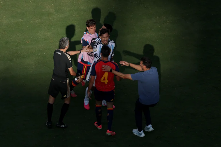 Pendurado durante a final, Paredes é expulso por confusão após o jogo