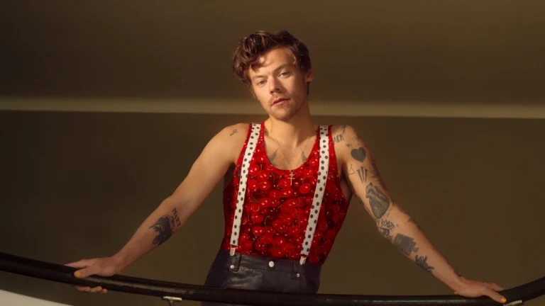 Harry Styles é flagrado tomando açaí em SP antes de shows; veja