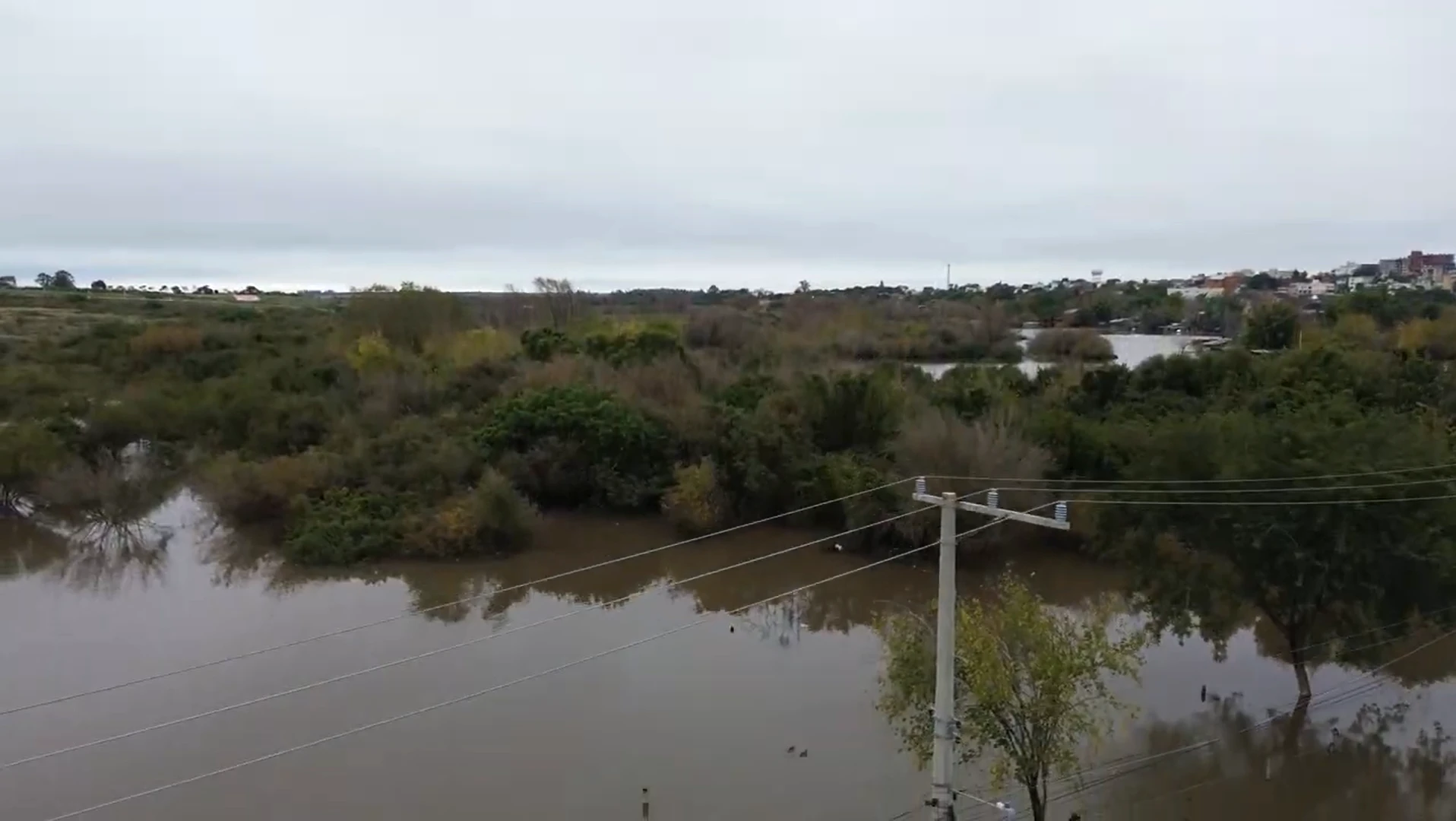 Guaíba atinge cota de alerta e Porto Alegre tem risco alto de inundação