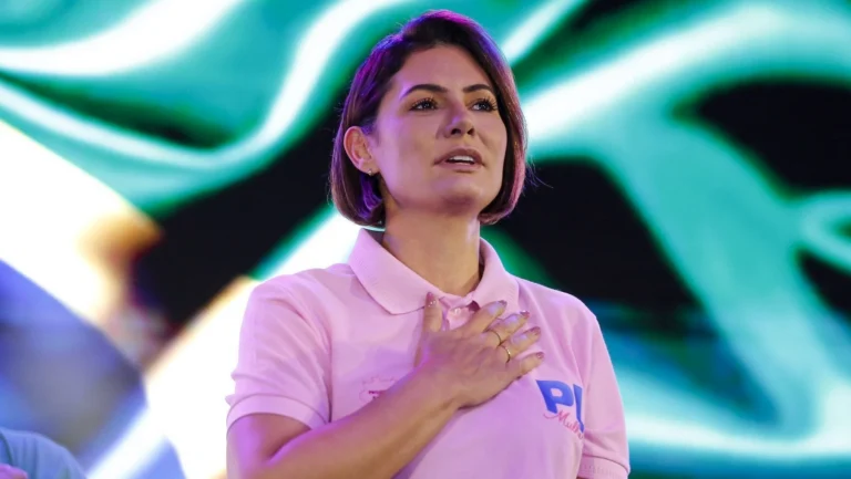 Após críticas, Michelle diz que política para surdos é do governo Bolsonaro