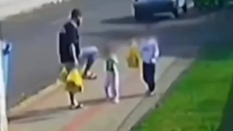 Pai chuta filha no PR: entenda os danos da violência na vida das crianças