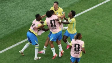O Brasil entra em campo, a Política vai para o banco