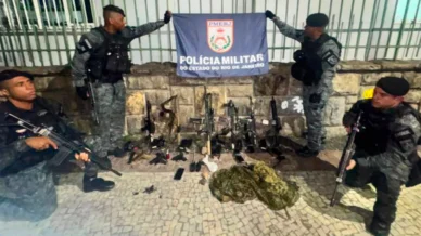 Quatro suspeitos e um policial morrem em tiroteio na Avenida Brasil, no Rio