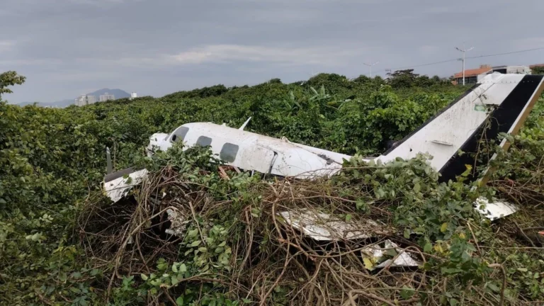Avião de pequeno porte cai e deixa duas pessoas em estado grave em SC