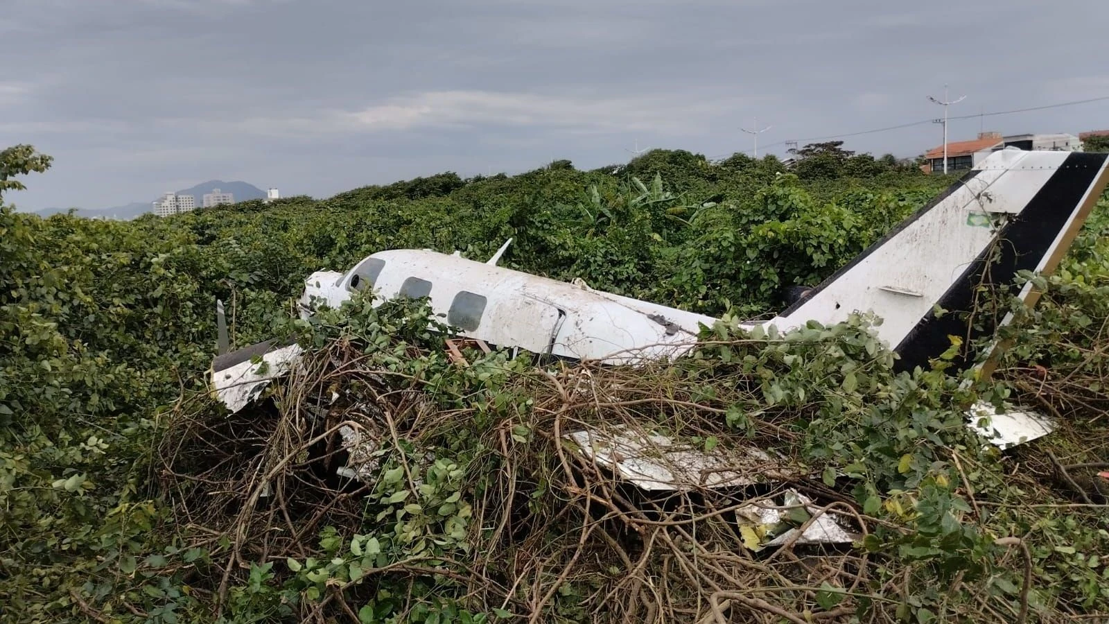 Avião de pequeno porte cai e deixa duas pessoas em estado grave em SC