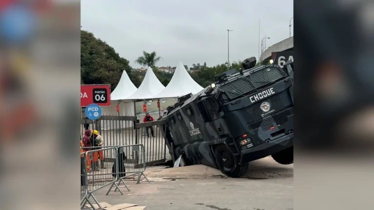Vídeo: caminhão da PM cai em buraco de obra no Estádio do Morumbis