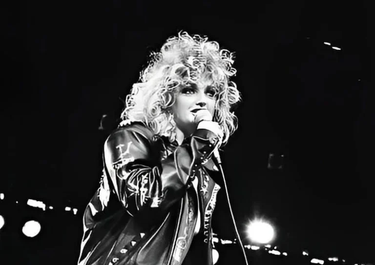 Quem foi Bonnie Tyler, cantora que marcou o pop e rock dos anos 1980