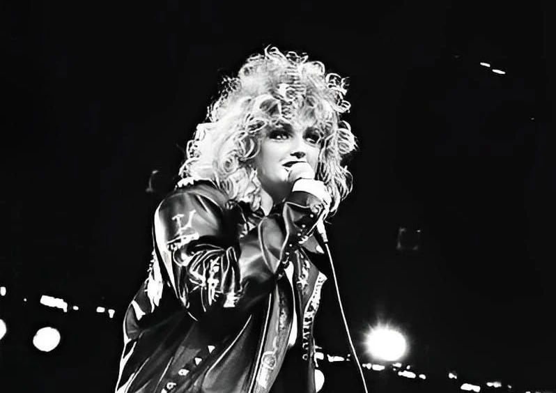 Quem foi Bonnie Tyler, cantora que marcou o pop e rock dos anos 1980