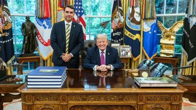 Datafolha: Para 52%, Trump age para beneficiar Flávio Bolsonaro