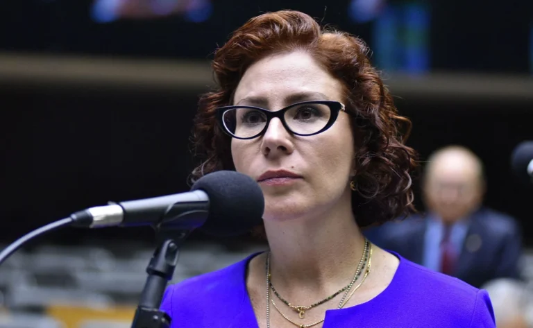 Corte de Roma analisa hoje novo pedido de extradição de Carla Zambelli