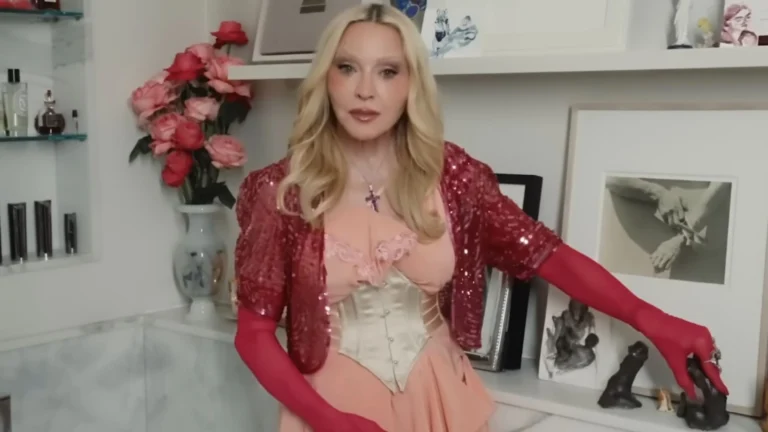 Madonna mostra coleção de esculturas eróticas de artista brasileiro