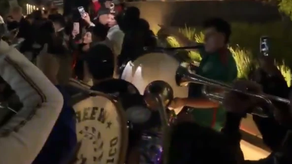 Banda e foguetório: torcida do México tenta atrapalhar sono da Inglaterra