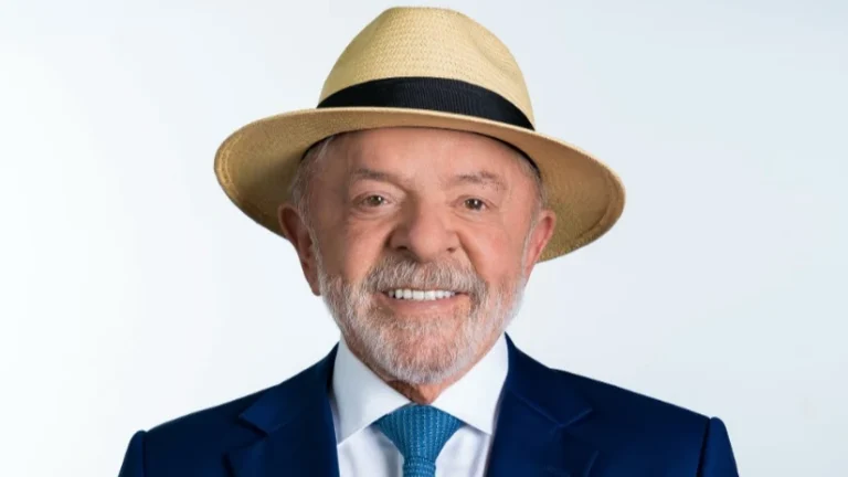 Lula divulga foto de candidatura após oficializar registro no TSE; veja