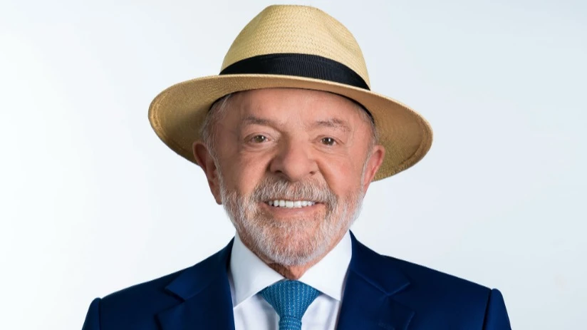 Lula divulga foto de candidatura após oficializar registro no TSE; veja