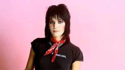 Joan Jett cancela shows após cirurgia na coluna devido a uma fratura
