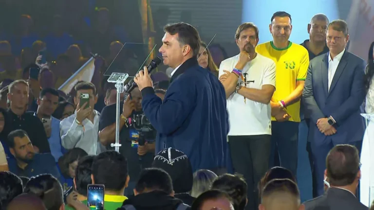 Flávio defende mudar Constituição por mulheres durante convenção em SP