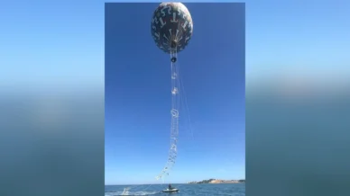 Polícia captura balão gigante com 30 metros que caiu em Lagoa no RJ