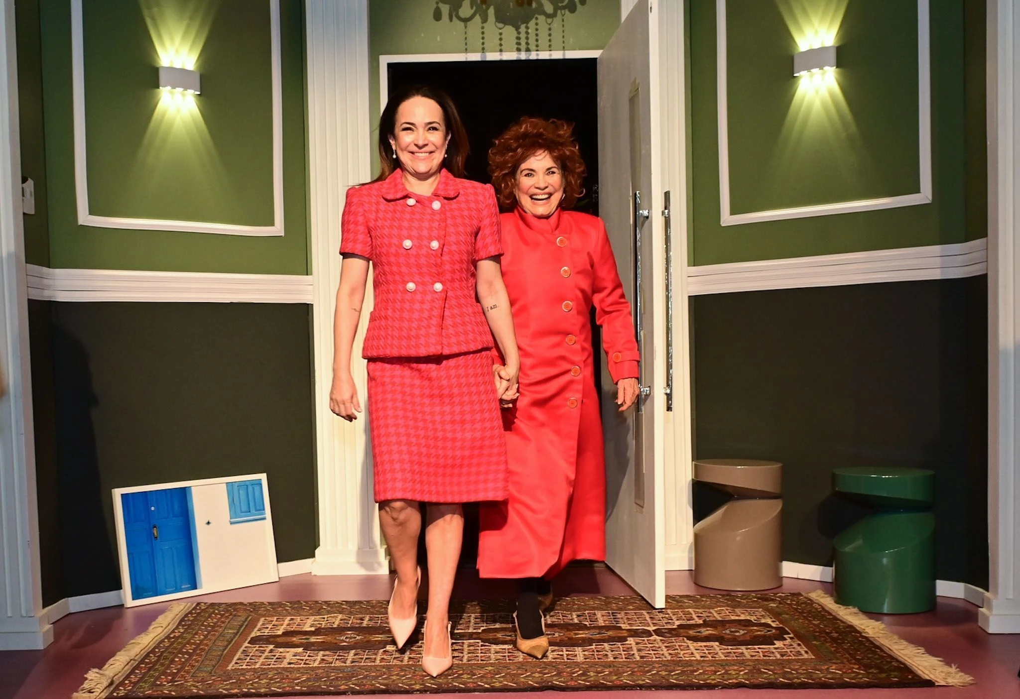 Regina Duarte estreia peça com a filha e recebe a neta; veja encontro