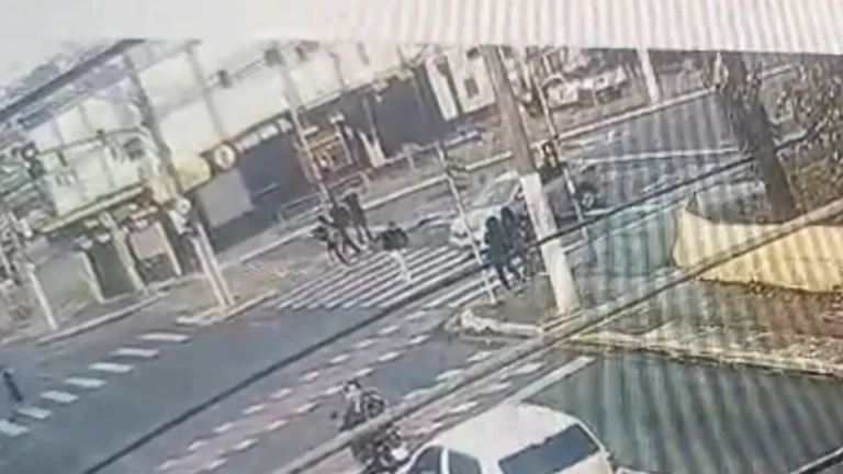 Vídeo: homem morre ao ser atropelado atravessando faixa de pedestres em SP
