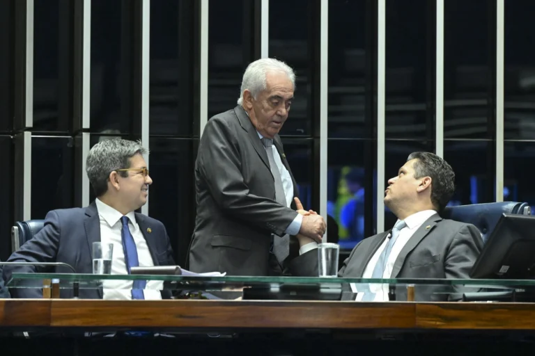 Comissão do Senado ainda aguarda envio da PEC do fim da 6×1
