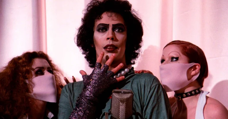 Não sabe de onde conhece Tim Curry? Relembre os papéis icônicos do ator