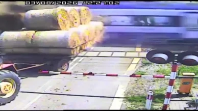 Vídeo: Trem bate em trator de motorista embriagado nos trilhos na Polônia