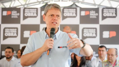 Tarcísio diz que não voltaria a vestir boné de apoio a Trump