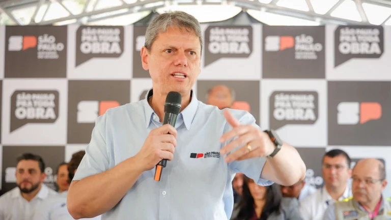 Tarcísio diz que não voltaria a vestir boné de apoio a Trump