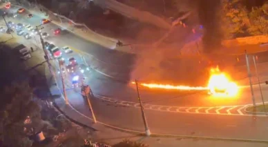 Carro pega fogo na Zona Norte de SP e deixa rastro de chamas; veja vídeo