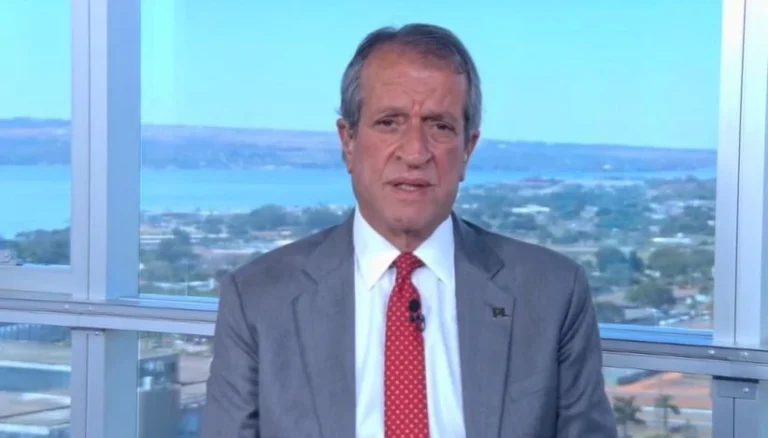 Flávio precisa mostrar que segue o pai, diz Valdemar à CNN
