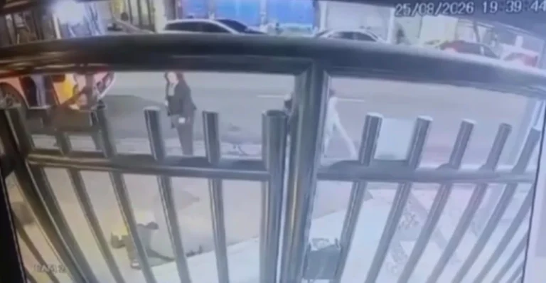 Poste cai sobre mulher e criança em Copacabana, no Rio; vídeo
