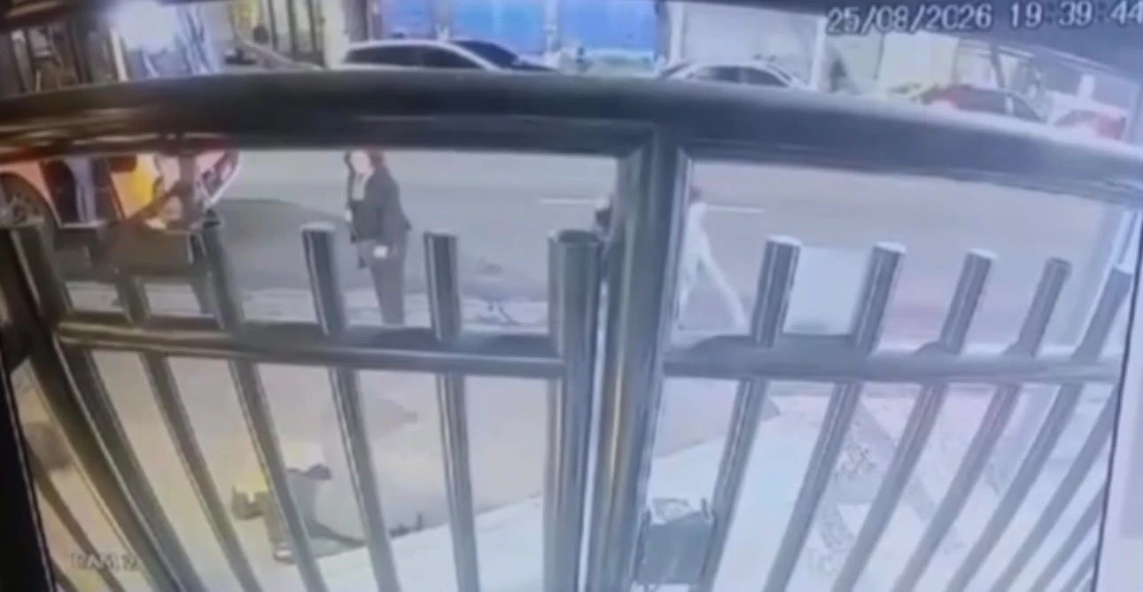 Poste cai sobre mulher e criança em Copacabana, no Rio; vídeo