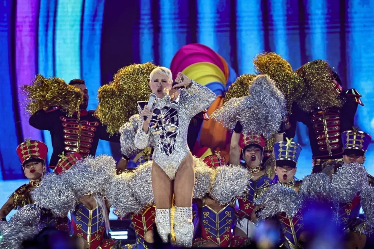 Xuxa volta a falar sobre críticas ao figurino de seus shows: “Botei meia”