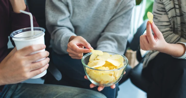 Consumo de ultraprocessados pelo pai pode influenciar peso do bebê; entenda