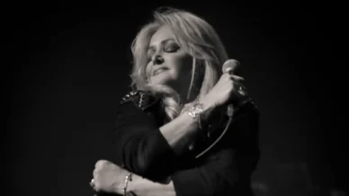 Funeral de Bonnie Tyler: fãs se despedem da cantora no País de Gales