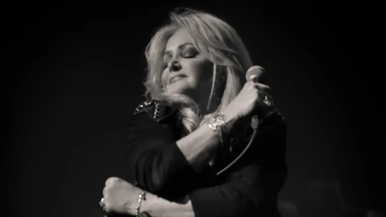 Funeral de Bonnie Tyler: fãs se despedem da cantora no País de Gales