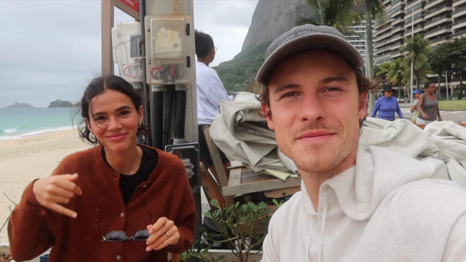 Bruna Marquezine e Shawn Mendes surgem dançando em vlog da irmã do cantor