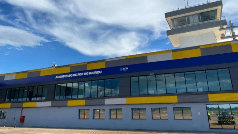 Passageiro é retirado de avião após denúncia falsa de bomba no Paraná